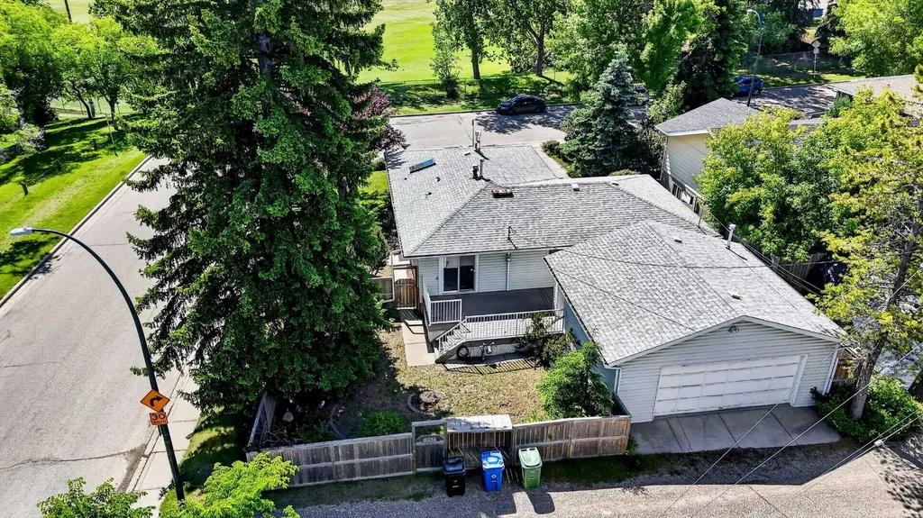 3227 Collingwood Drive NW Calgary AB T2L 0R7