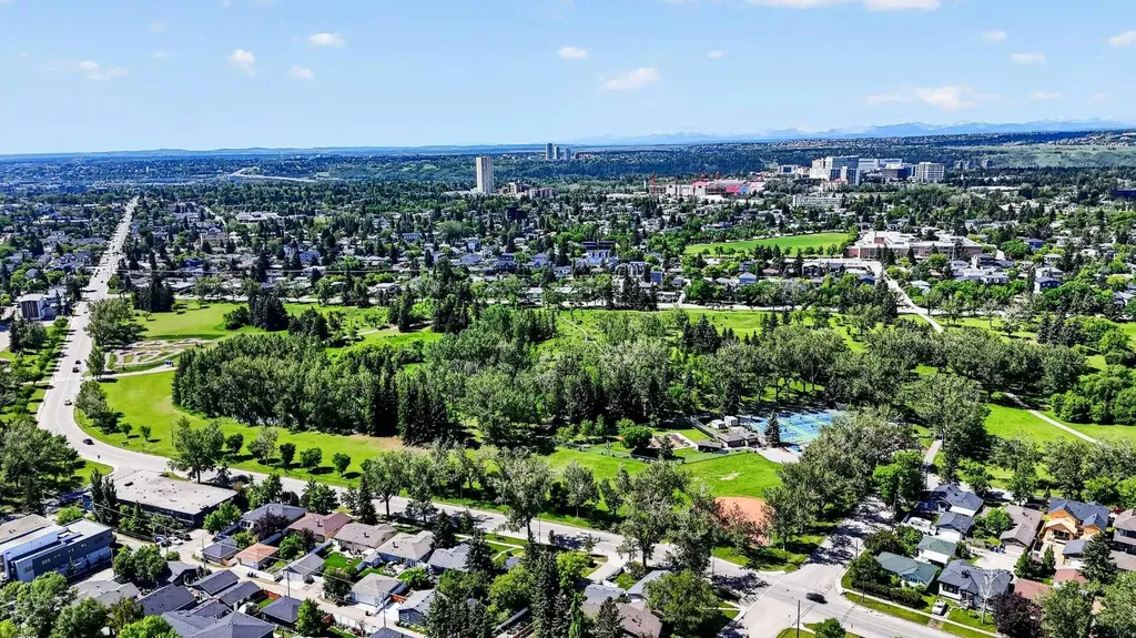 3227 Collingwood Drive NW Calgary AB T2L 0R7