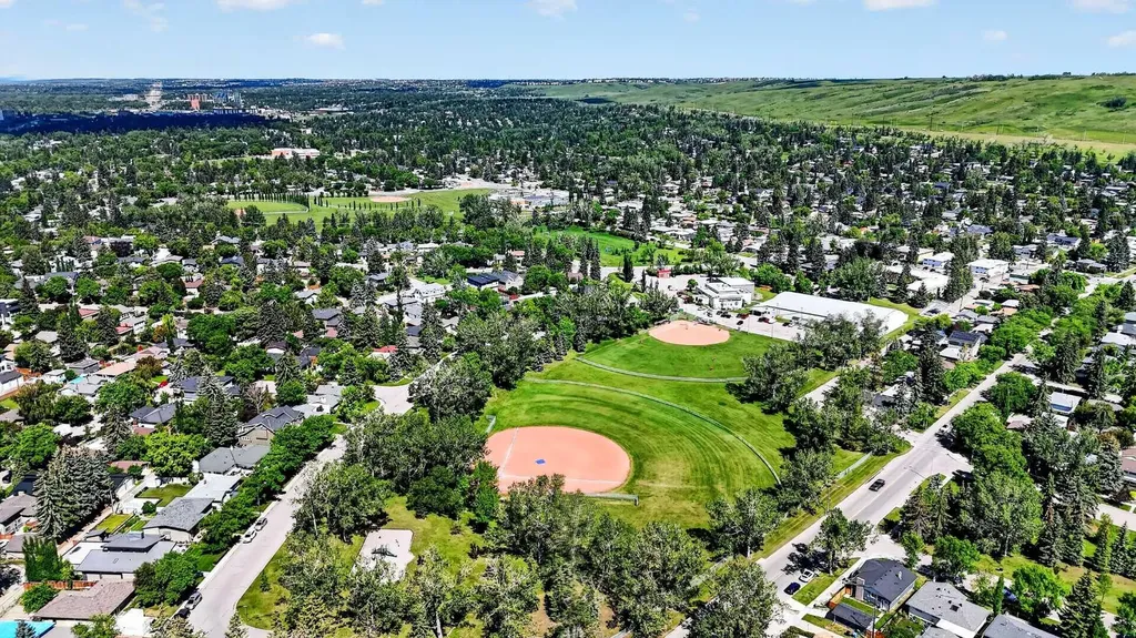 3227 Collingwood Drive NW Calgary AB T2L 0R7