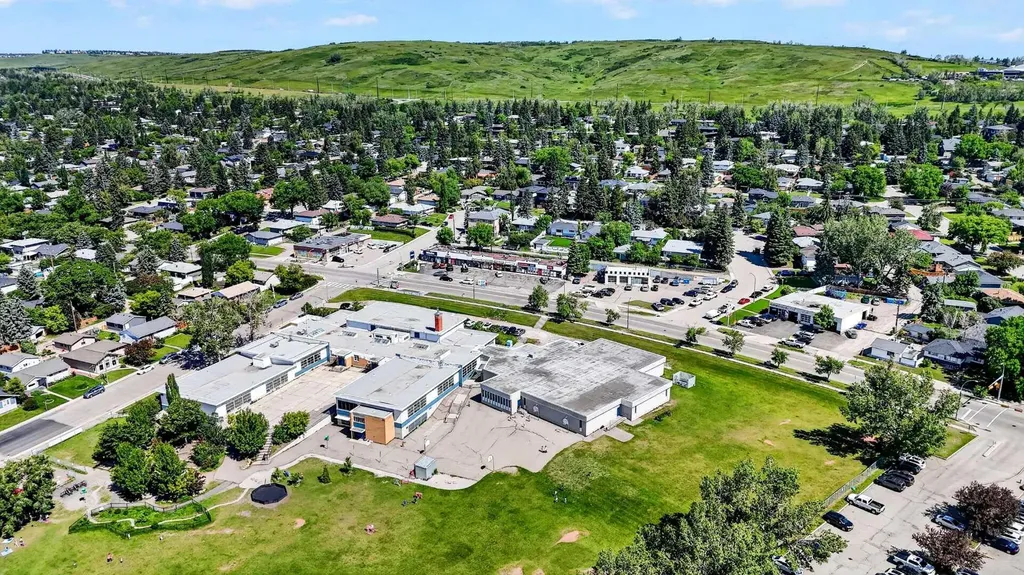 3227 Collingwood Drive NW Calgary AB T2L 0R7