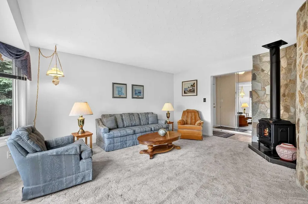 3227 Collingwood Drive NW Calgary AB T2L 0R7