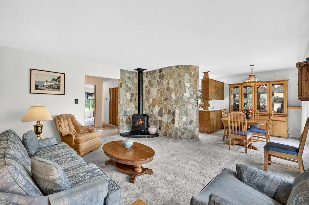 3227 Collingwood Drive NW Calgary AB T2L 0R7