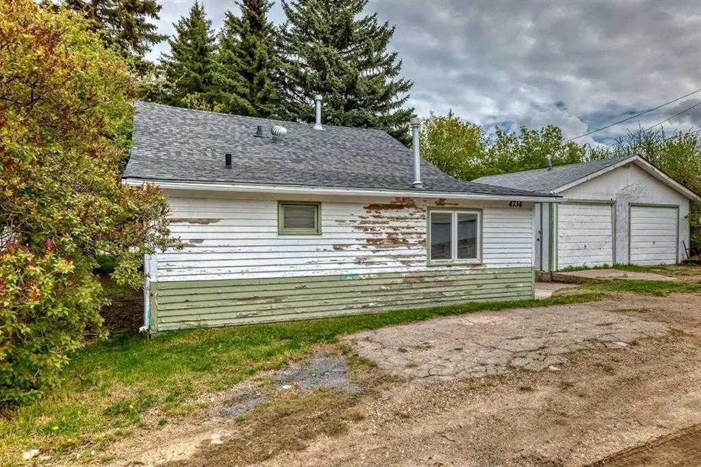 4734 50 Street Sylvan Lake AB T4S1G6