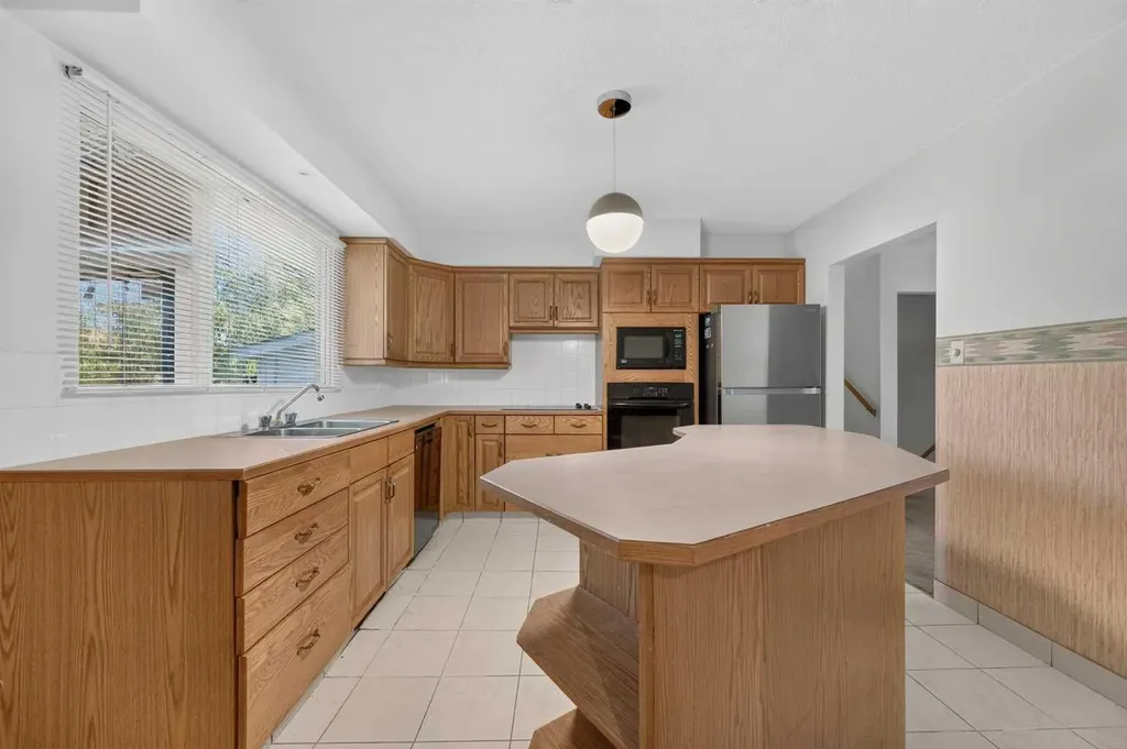 117 Fairview Drive SE Calgary AB T2H 1B4