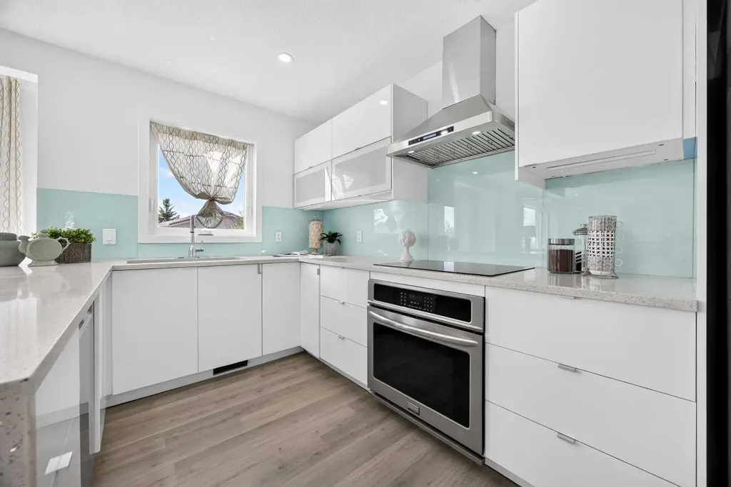 7 Signature Mews SW Calgary AB T3H 2V6