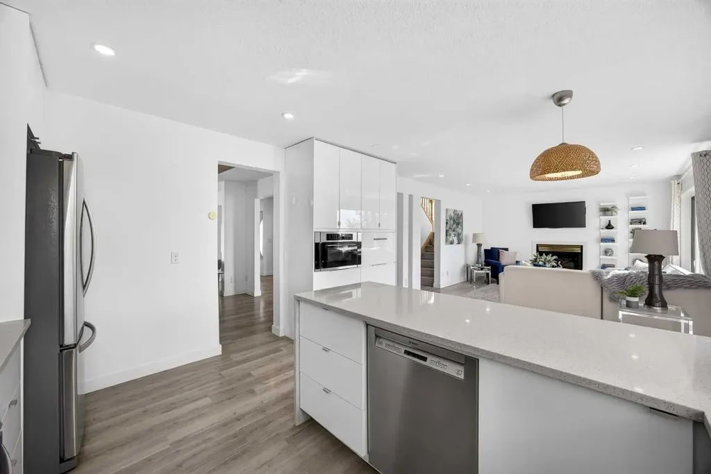 7 Signature Mews SW Calgary AB T3H 2V6