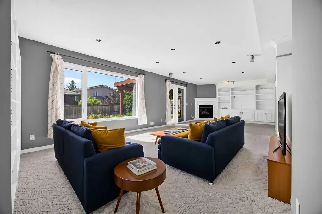 7 Signature Mews SW Calgary AB T3H 2V6