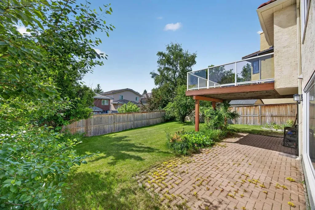 7 Signature Mews SW Calgary AB T3H 2V6