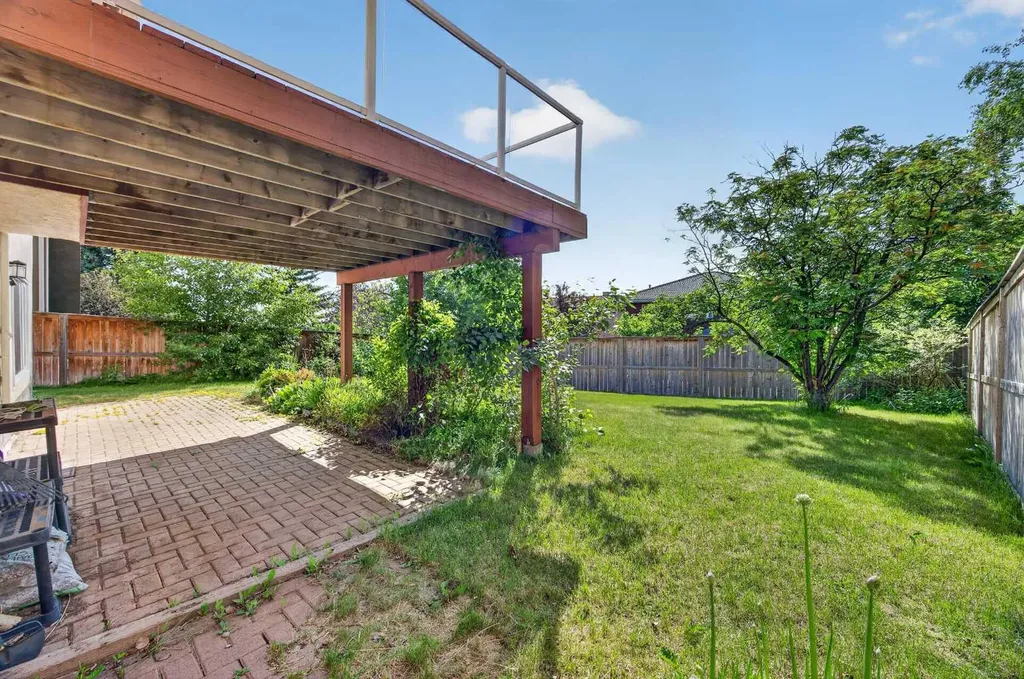 7 Signature Mews SW Calgary AB T3H 2V6