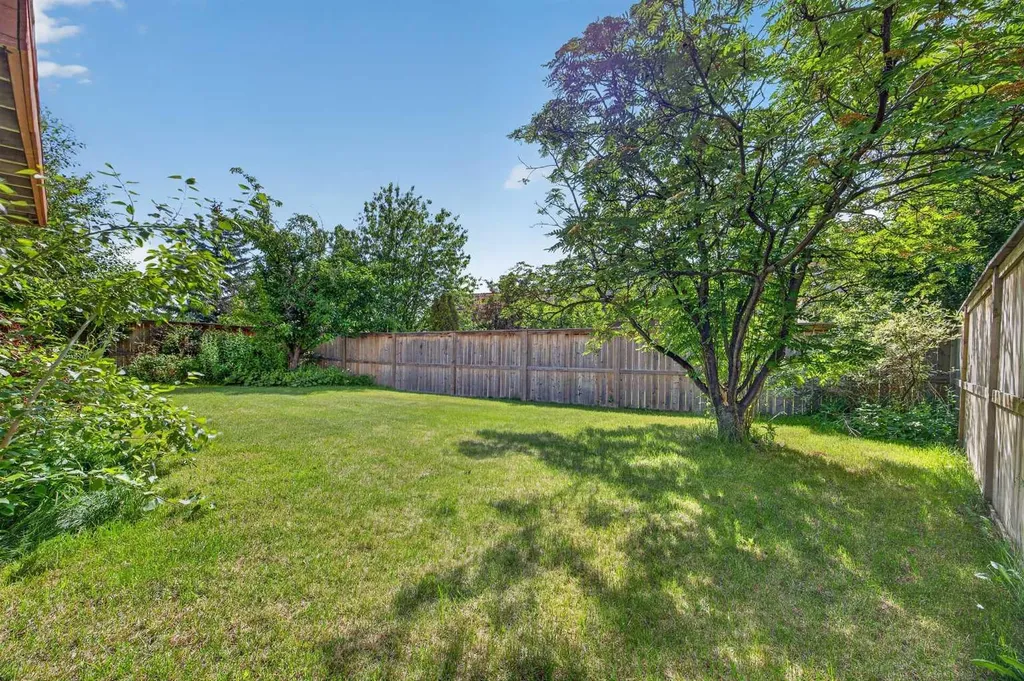 7 Signature Mews SW Calgary AB T3H 2V6