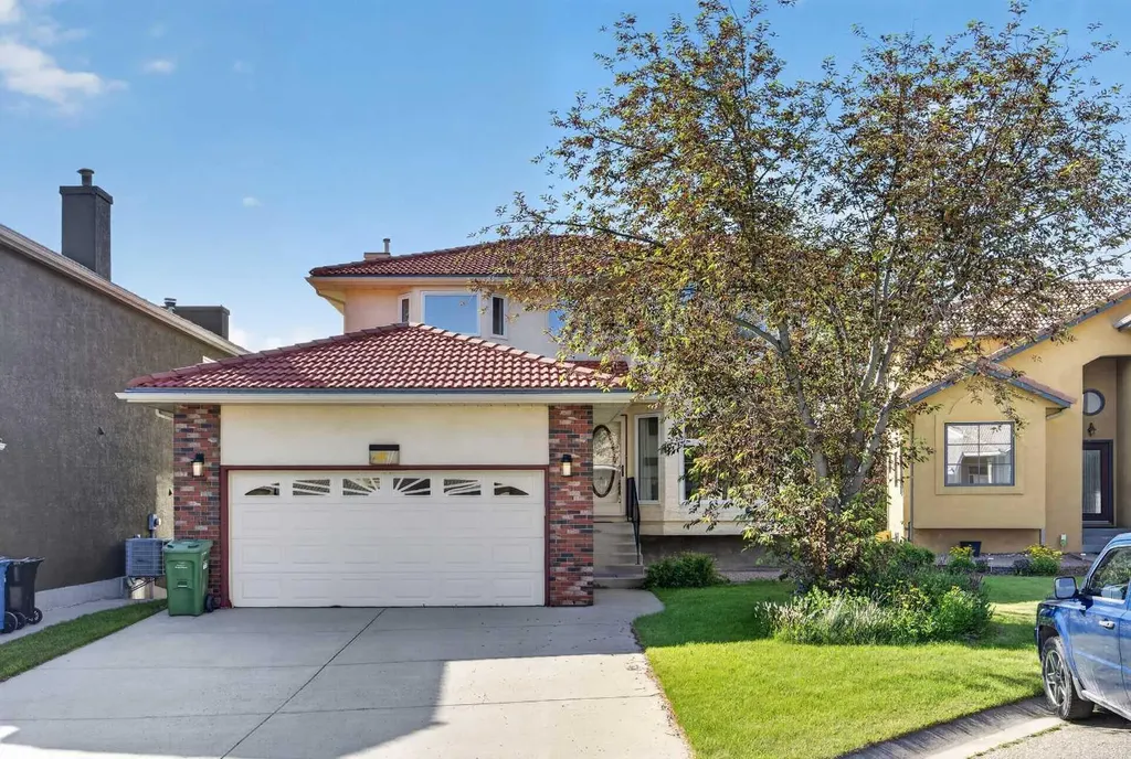 7 Signature Mews SW Calgary AB T3H 2V6