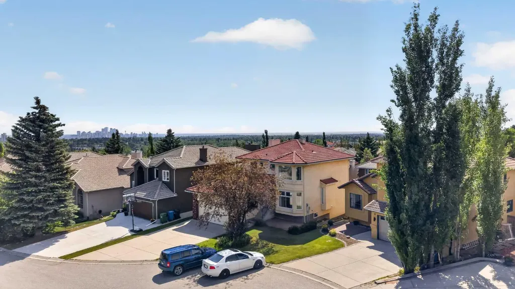 7 Signature Mews SW Calgary AB T3H 2V6