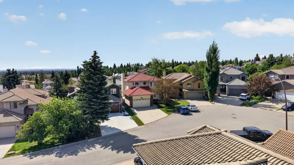 7 Signature Mews SW Calgary AB T3H 2V6