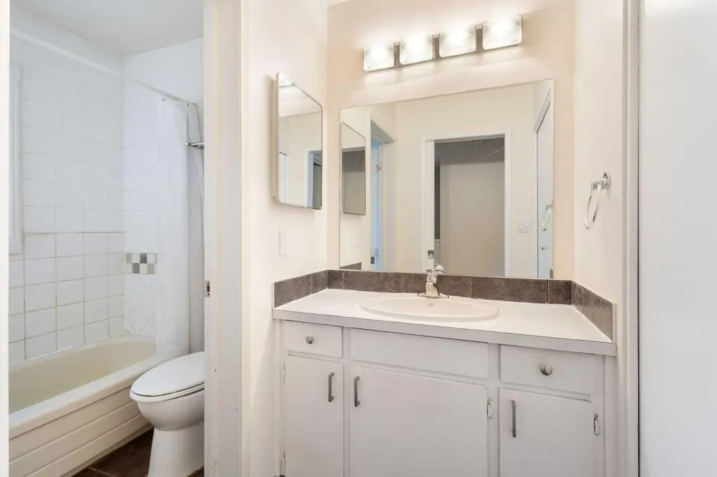 1305 Glenmore Trail SW Calgary AB T2V 4Y8