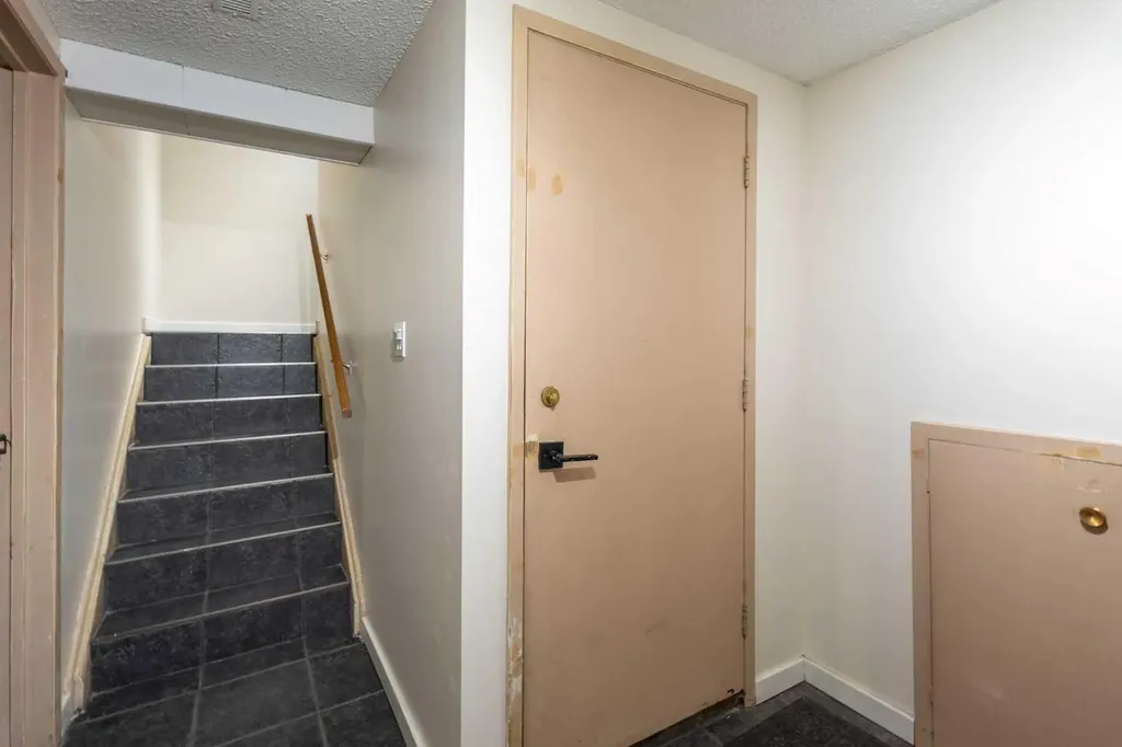 1305 Glenmore Trail SW Calgary AB T2V 4Y8
