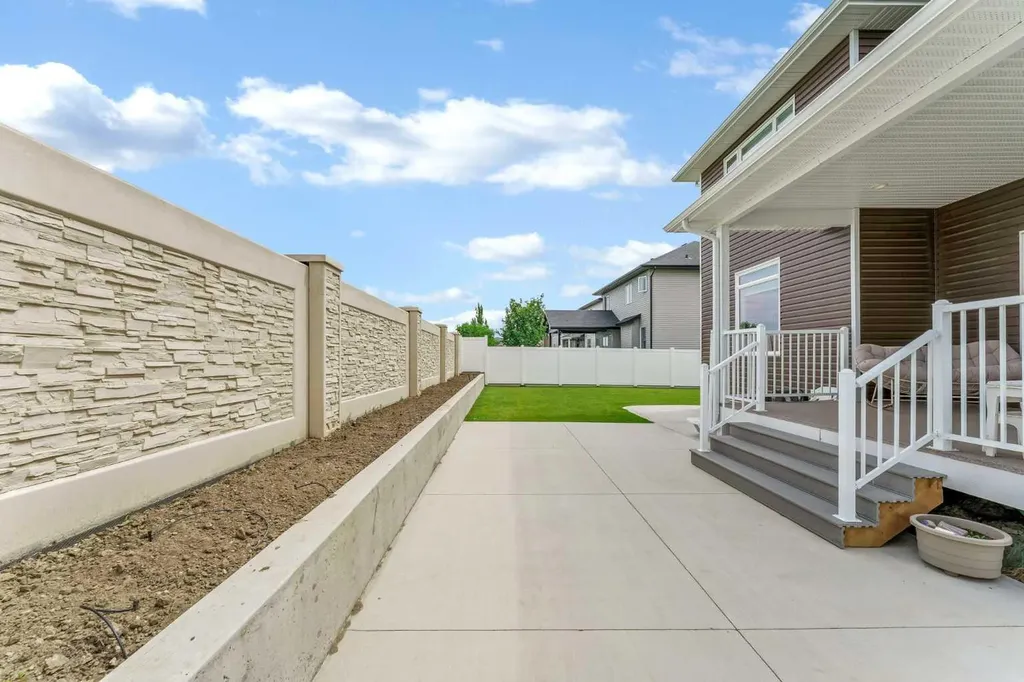 100 Somerside Way SE Medicine Hat AB T1B0M2