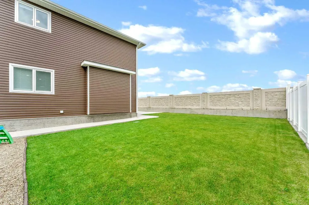 100 Somerside Way SE Medicine Hat AB T1B0M2