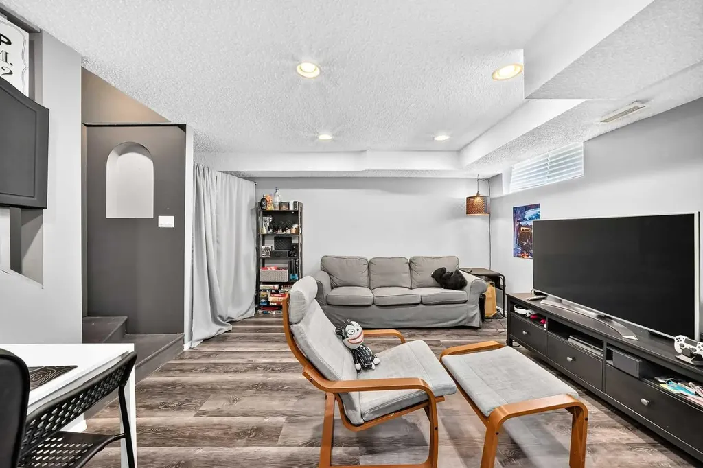 127 Cramond Place SE Calgary AB T3M 1C3