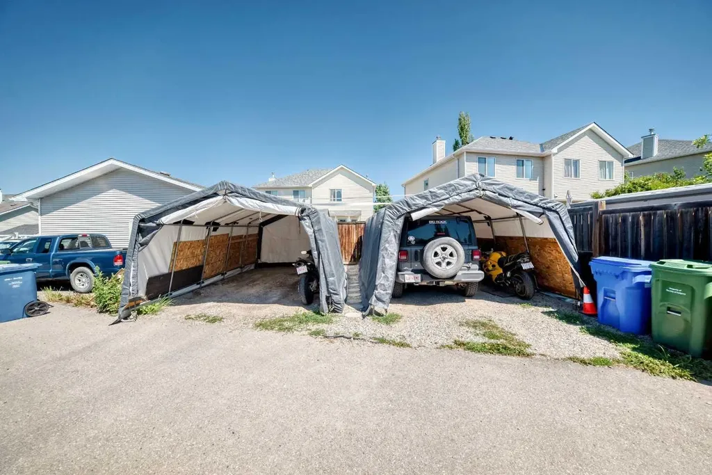 127 Cramond Place SE Calgary AB T3M 1C3