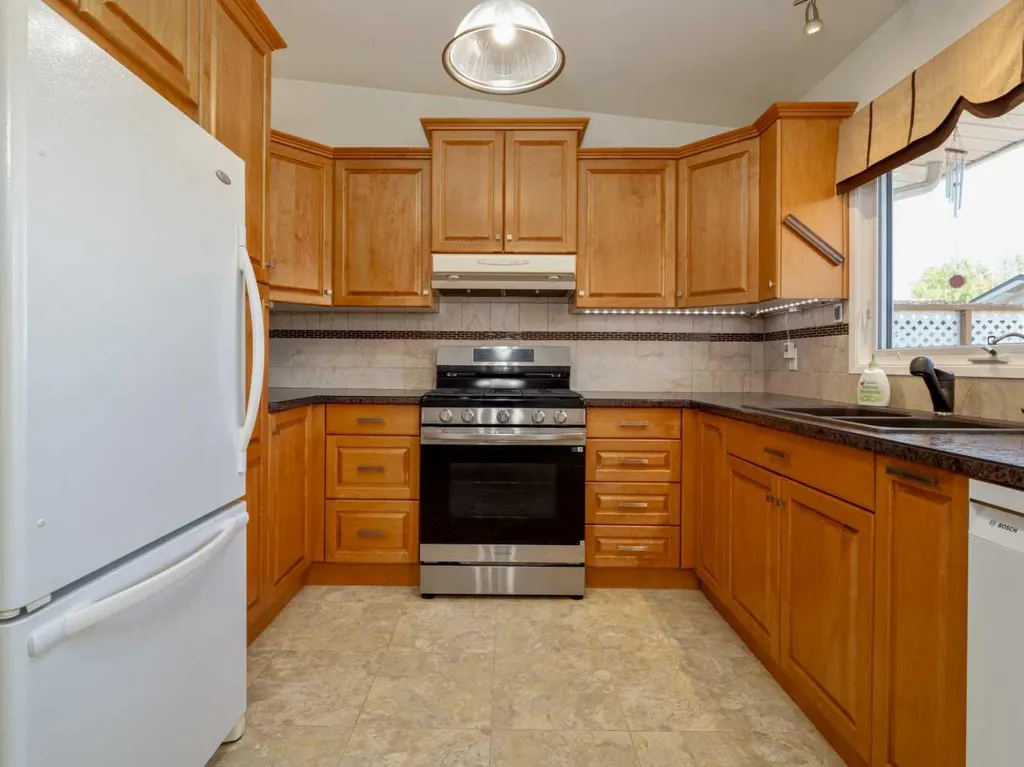 2707 11 Avenue N Lethbridge AB T1H 1N5