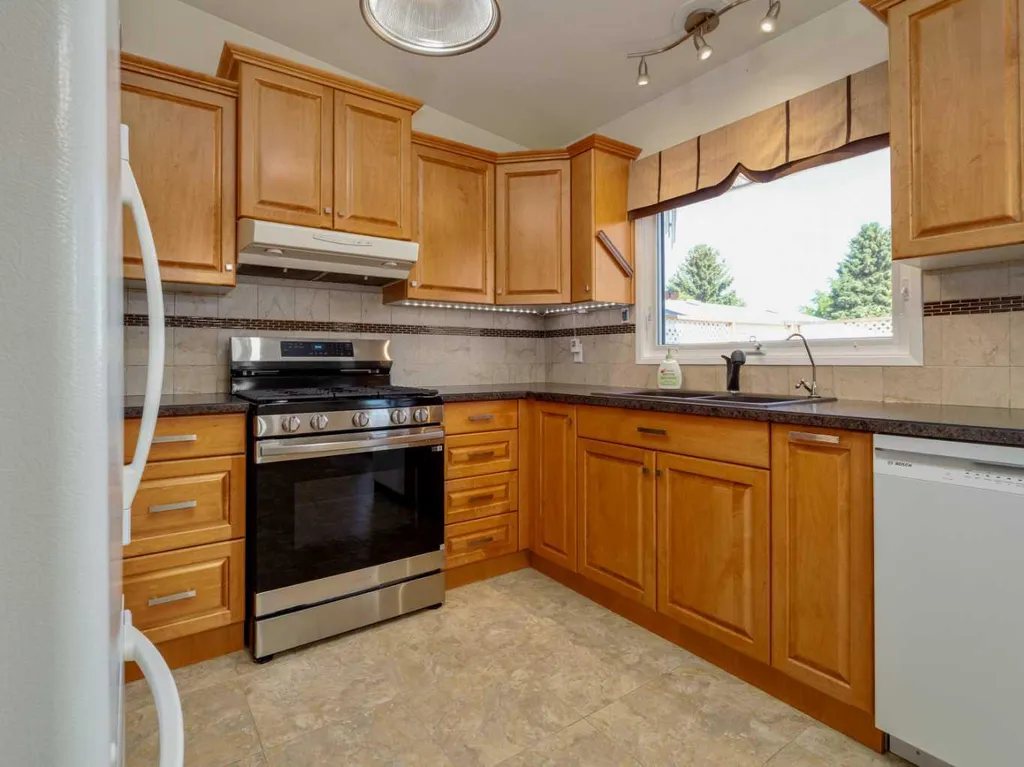 2707 11 Avenue N Lethbridge AB T1H 1N5