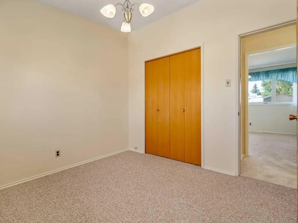 2707 11 Avenue N Lethbridge AB T1H 1N5