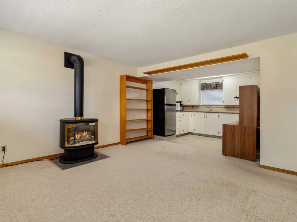 2707 11 Avenue N Lethbridge AB T1H 1N5