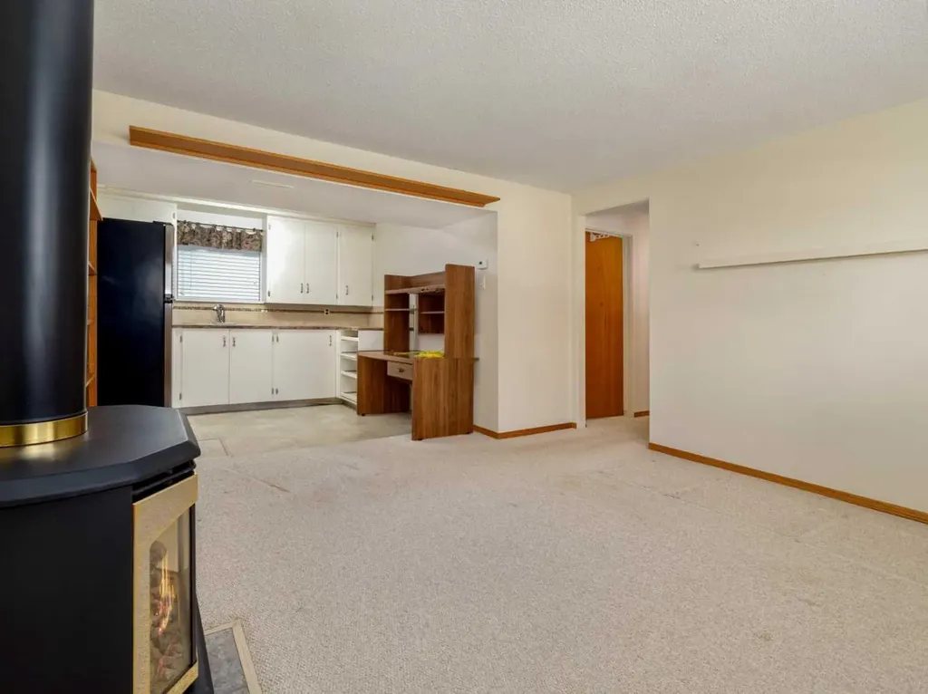 2707 11 Avenue N Lethbridge AB T1H 1N5