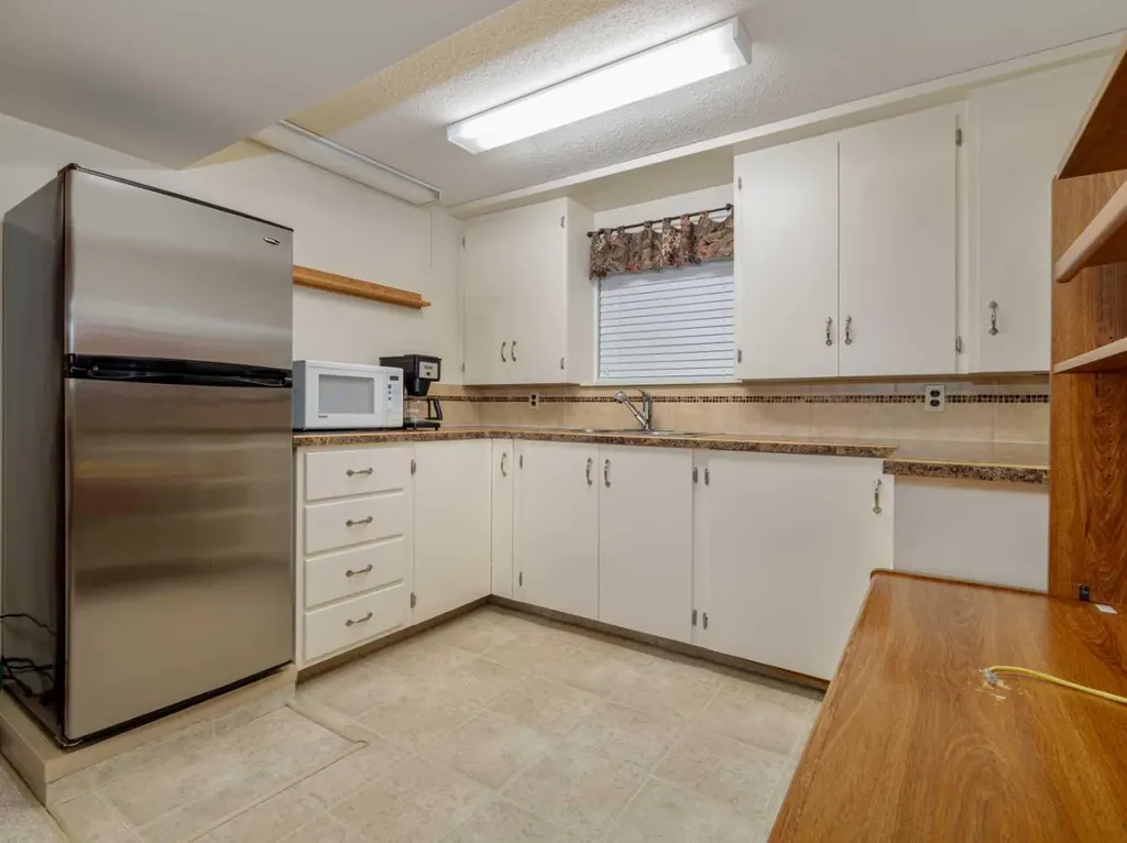 2707 11 Avenue N Lethbridge AB T1H 1N5