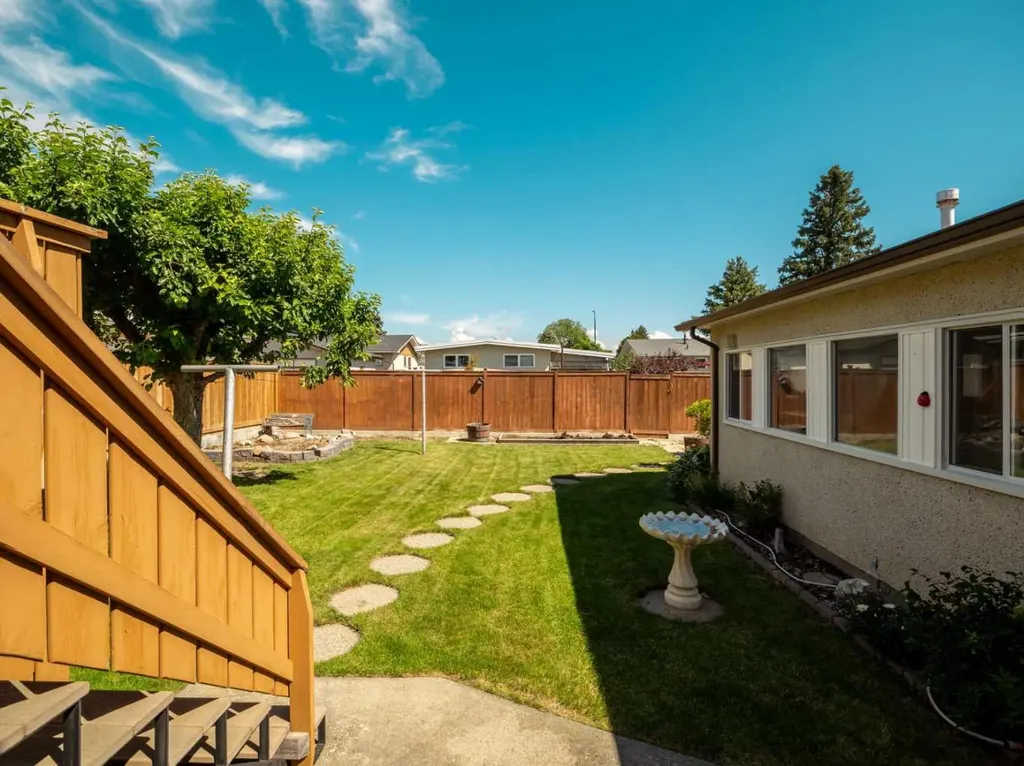 2707 11 Avenue N Lethbridge AB T1H 1N5