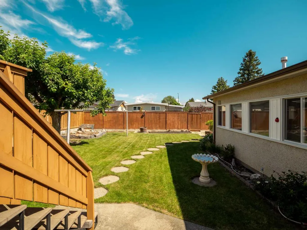 2707 11 Avenue N Lethbridge AB T1H 1N5