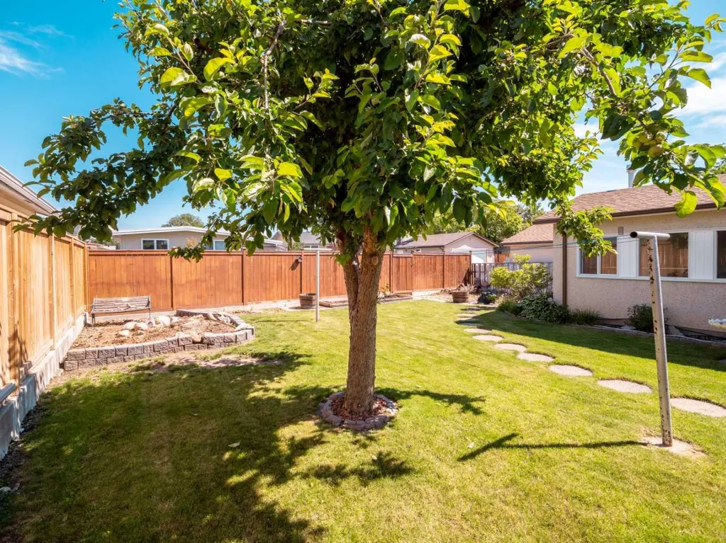 2707 11 Avenue N Lethbridge AB T1H 1N5