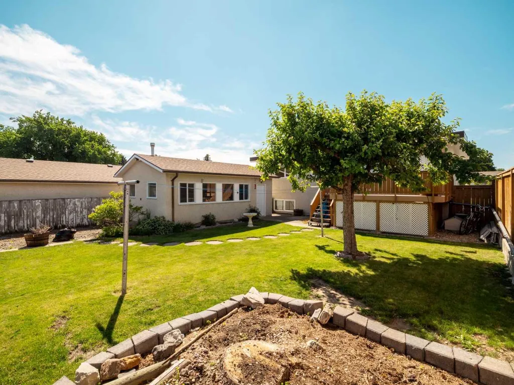 2707 11 Avenue N Lethbridge AB T1H 1N5