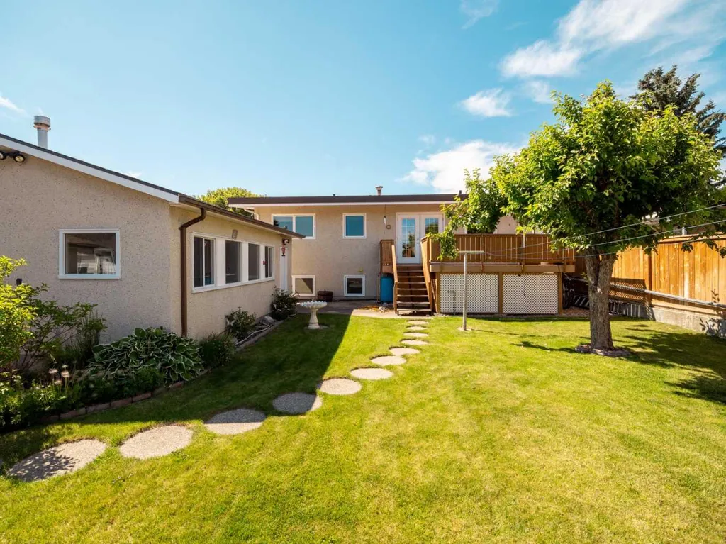 2707 11 Avenue N Lethbridge AB T1H 1N5
