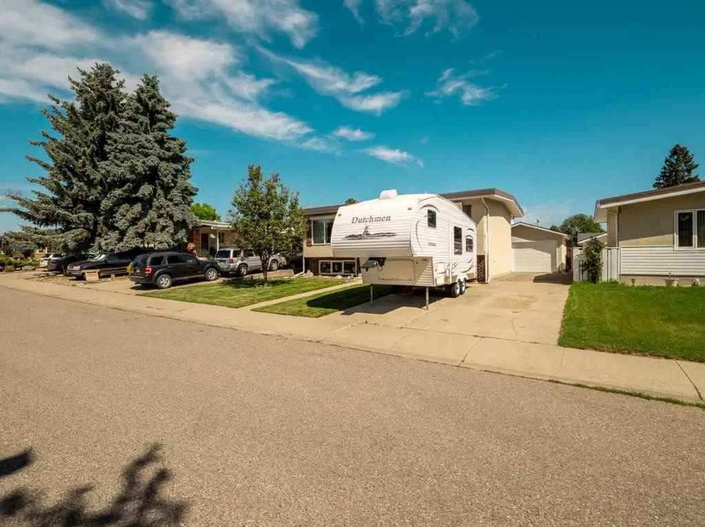 2707 11 Avenue N Lethbridge AB T1H 1N5