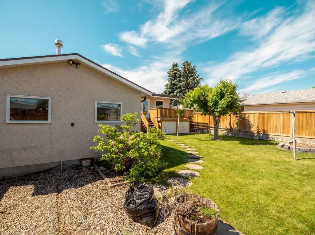 2707 11 Avenue N Lethbridge AB T1H 1N5