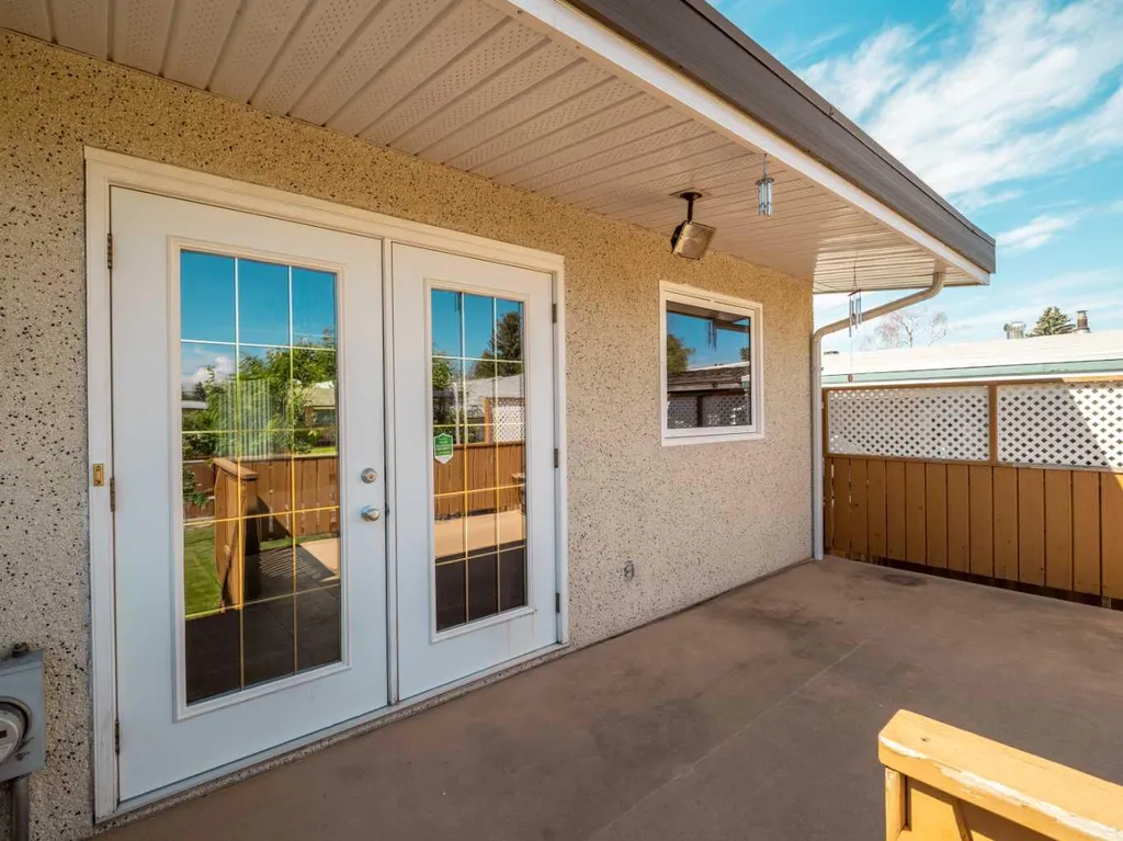 2707 11 Avenue N Lethbridge AB T1H 1N5