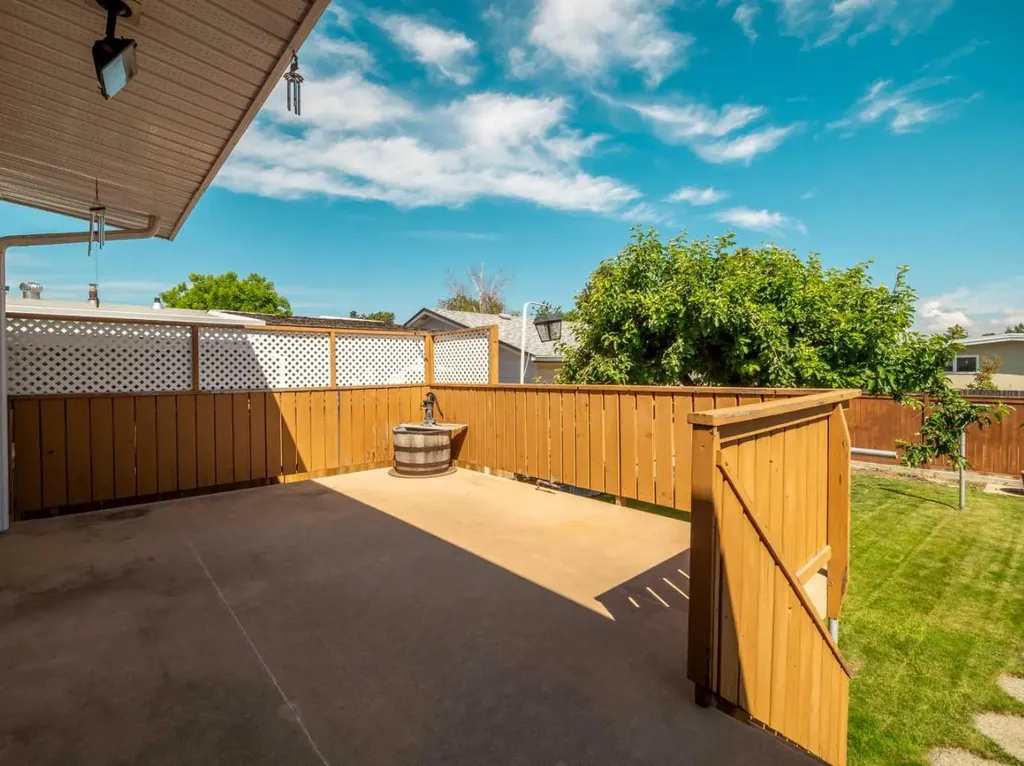 2707 11 Avenue N Lethbridge AB T1H 1N5