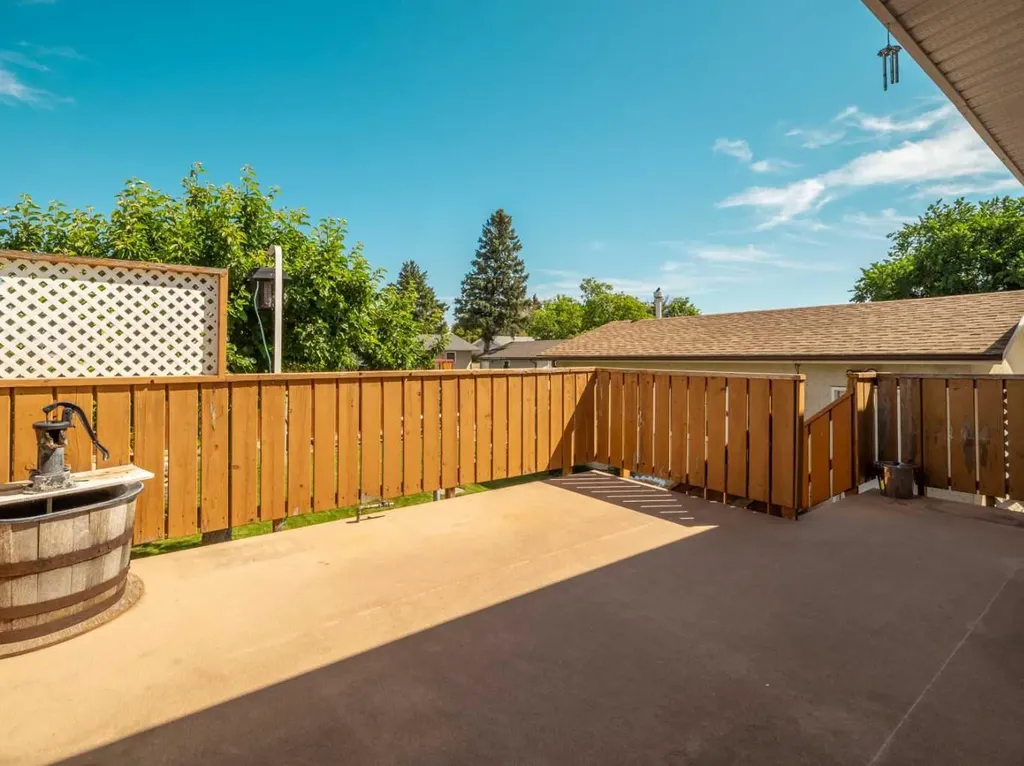 2707 11 Avenue N Lethbridge AB T1H 1N5