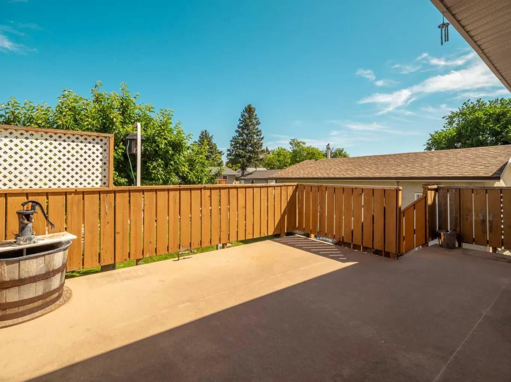 2707 11 Avenue N Lethbridge AB T1H 1N5