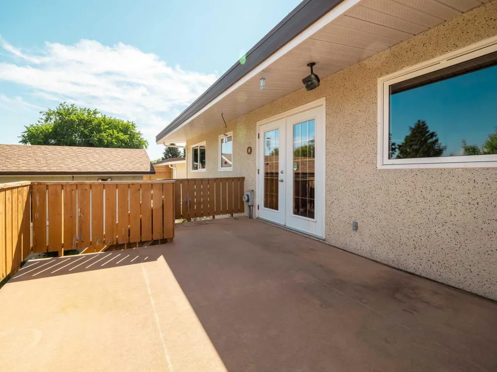 2707 11 Avenue N Lethbridge AB T1H 1N5