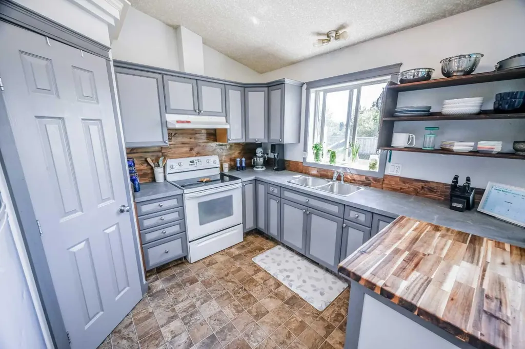 11217 69 Avenue Grande Prairie AB T8W 0E1