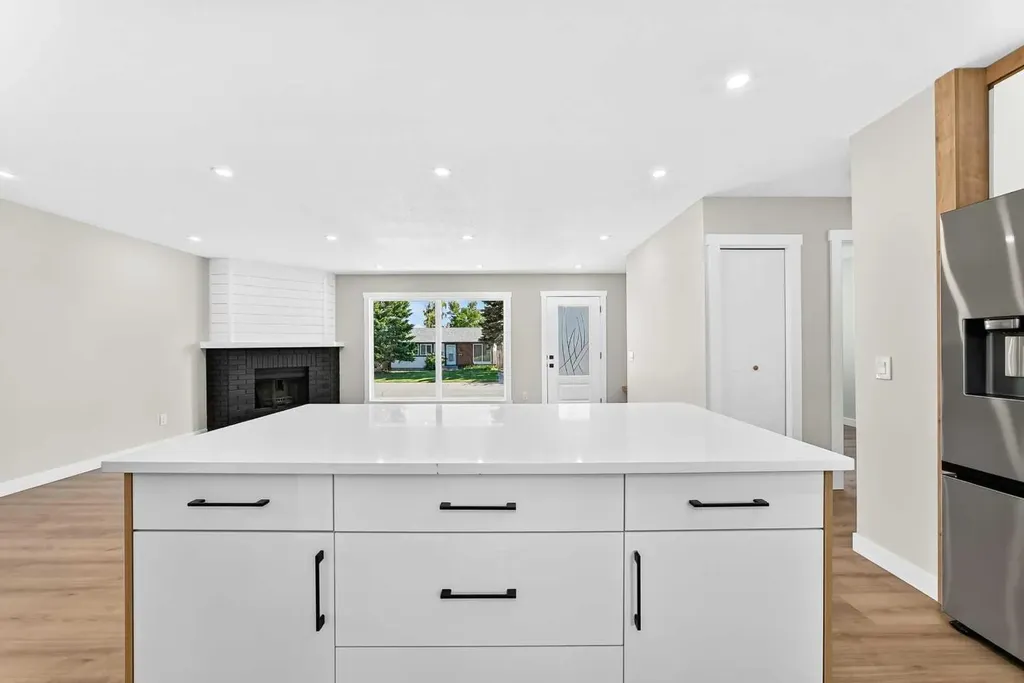 704 Malvern Drive NE Calgary AB T2A 6B7