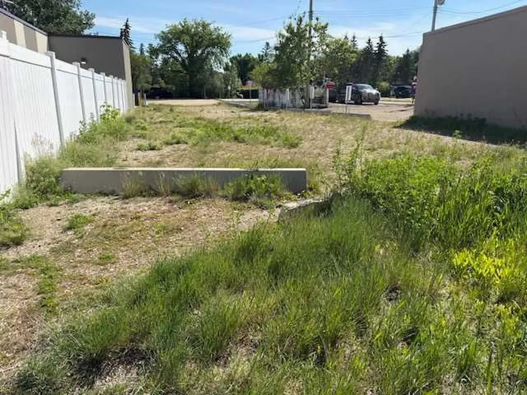 5039 50 Street Sylvan Lake AB T4S 1P9