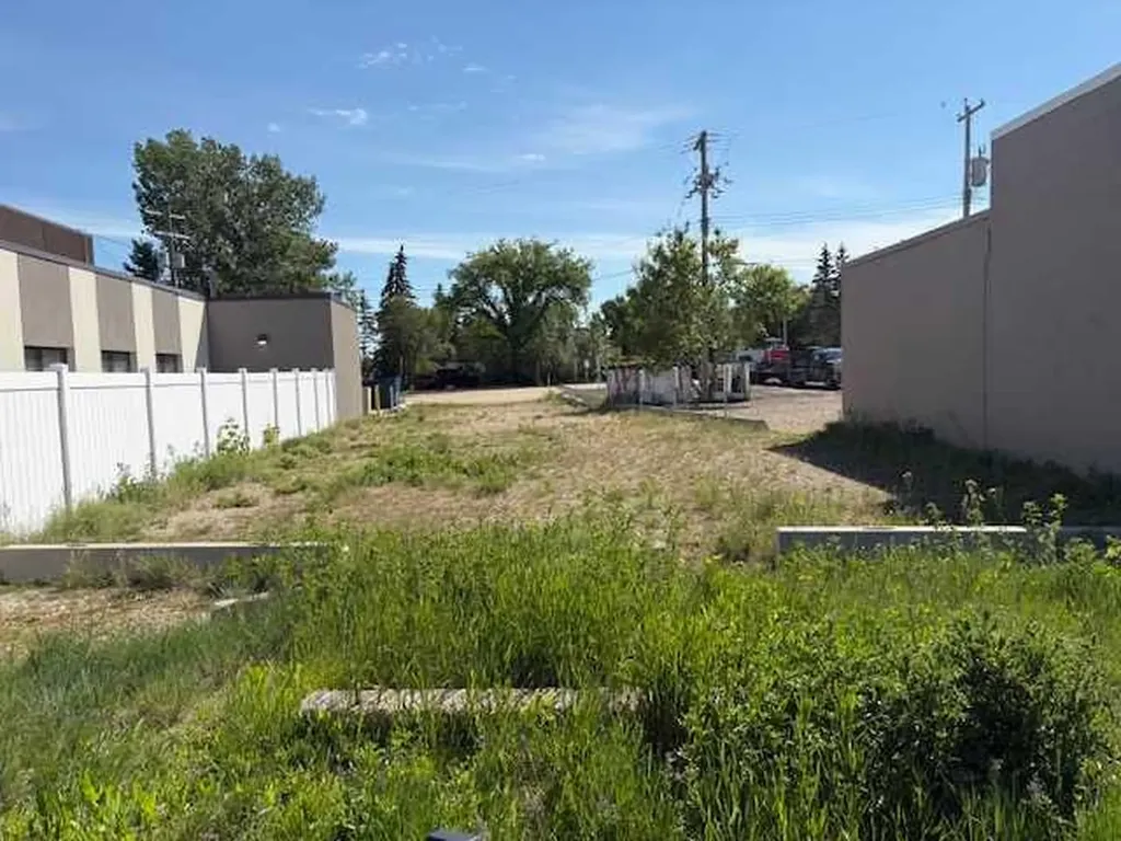 5039 50 Street Sylvan Lake AB T4S 1P9