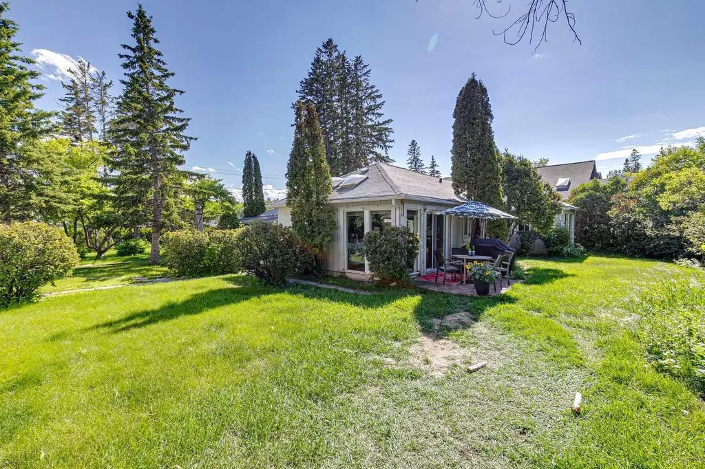 8808 48 Avenue Calgary AB T3B 2B2