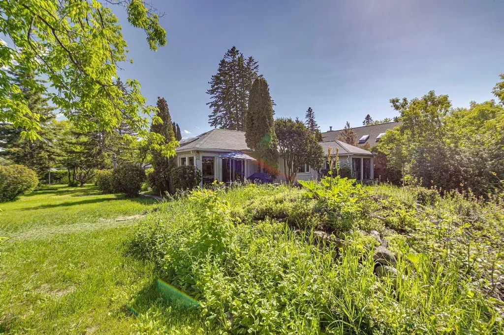 8808 48 Avenue Calgary AB T3B 2B2