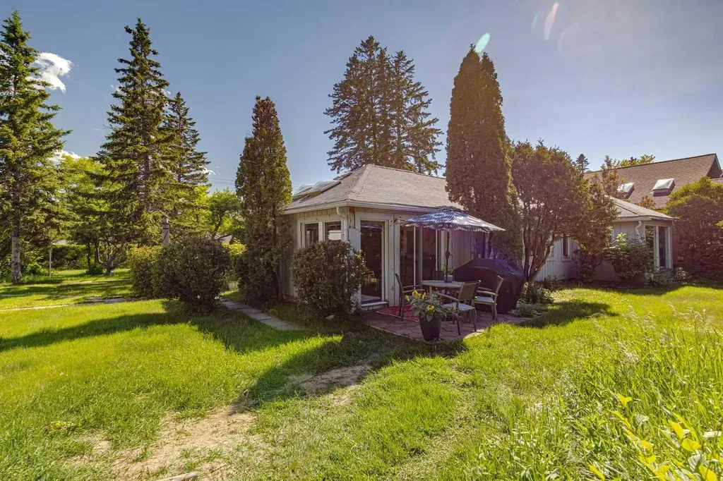 8808 48 Avenue Calgary AB T3B 2B2