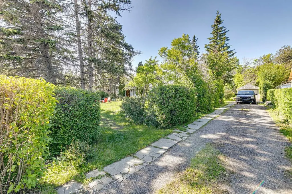 8808 48 Avenue Calgary AB T3B 2B2