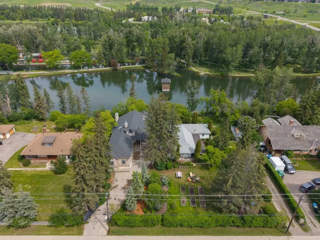8808 48 Avenue Calgary AB T3B 2B2